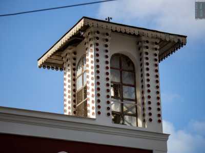 L�elemento pi� rappresentativo � per� la torretta, decorata con linee verticali punteggiate che guarniscono le pareti e una cornice merlettata che lascia spazio al tetto a punta
